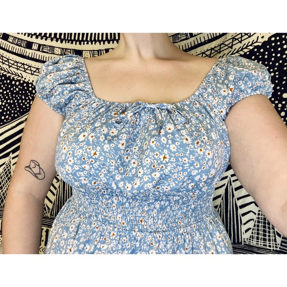 🌼 90’s Inspired Ditsy Blue Floral Dress 🌼 - Picture 2 of 2